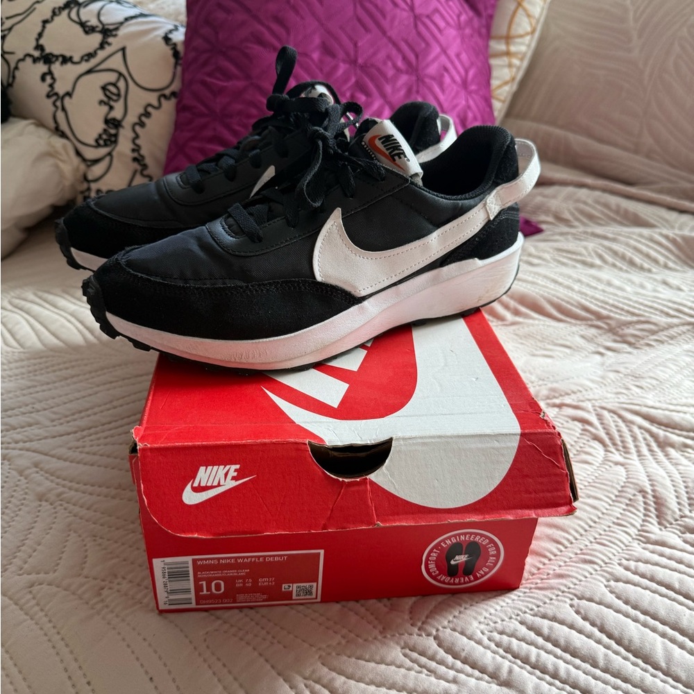 Nike Women waffle debut  Black and White Running Shoes